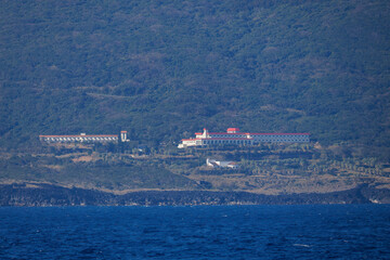 八丈島の象徴的な赤いホテル。
巨大な活火山、八丈富士見える。
東海汽船東京湾〜伊豆諸島八丈島、太平洋航路の橘丸船上にて - 2025
