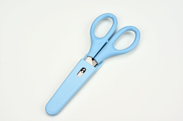 白背景に置かれたハサミ04
