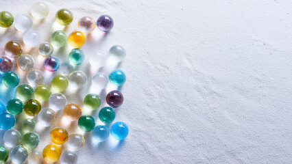 美しいガラスのビー玉　白い砂浜の上、コピースペース