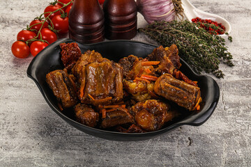 Baked oztail with tomato and carrot