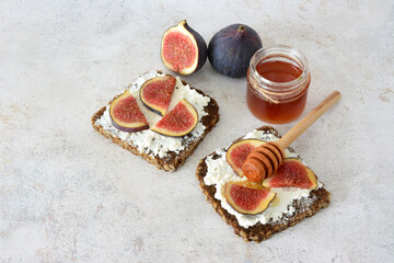 Figs with cream cheese, honey and toast