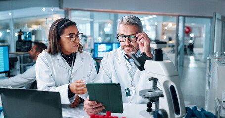 Obraz premium Conversation, science and tablet with people in laboratory together for breakthrough or development. Collaboration, laptop and microscope with research team at work for medical investigation