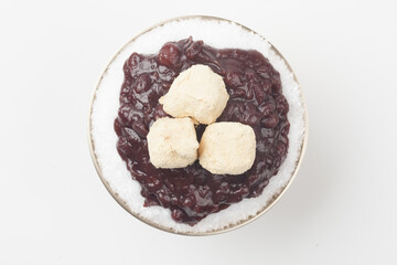  Patbingsu is a food made by crushing ice into small pieces and adding boiled red beans or sugar.