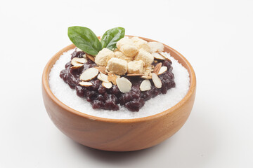  Patbingsu is a food made by crushing ice into small pieces and adding boiled red beans or sugar.