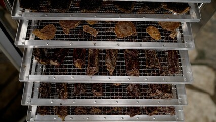 Dehydrating meat and bones for pet food production