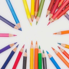 Fototapeta premium Bunte Buntstifte in verschiedenen Farben auf weißem Hintergrund, ideal für Schule, Kunstprojekte und kreative Designs.