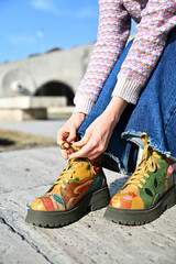 靴を履く女性のポートレート