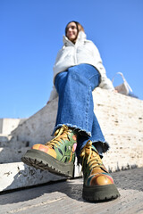 靴を履く女性のポートレート