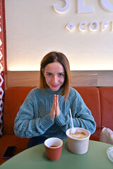 食事前に手のひらを合わせる美しい女性