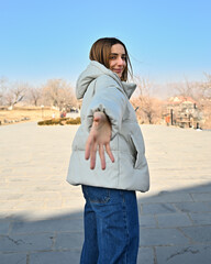 手を伸ばす女性のポートレート