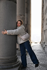 ギリシャ式神殿を楽しむ女性のポートレート