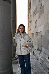 ギリシャ式神殿を楽しむ女性のポートレート