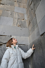 ギリシャ式神殿を楽しむ女性のポートレート