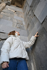 ギリシャ式神殿を楽しむ女性のポートレート