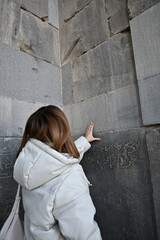 ギリシャ式神殿を楽しむ女性のポートレート