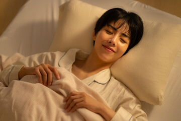 夜に寝る若い女性