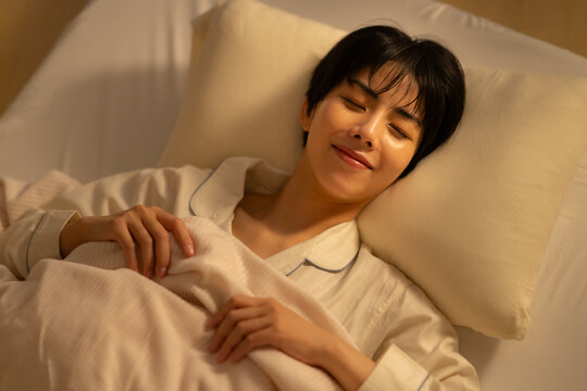 夜に寝る若い女性