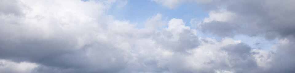 Stunning Air Clouds in a Bright Blue Sky – Perfect Natural Backdrop