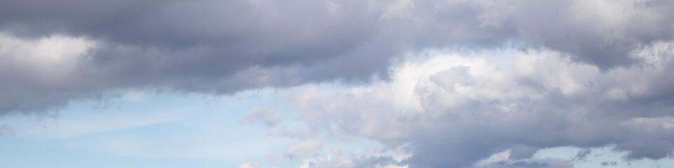 Stunning Air Clouds in a Bright Blue Sky – Perfect Natural Backdrop