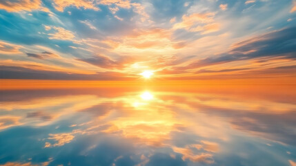 Obraz premium Majestic Sunset over Calm Ocean: Golden Hour Seascape