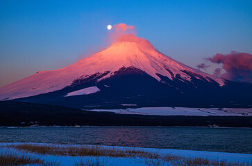 山中湖から富士山と月