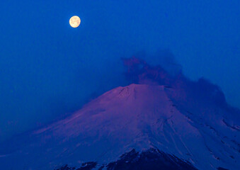 山中湖から富士山と月