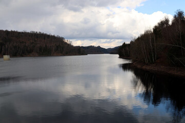 Die Talsperre Nonnweiler im Landkreis St. Wendel im Saarland im Winter. Aussicht vom...
