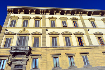 Denkmalgeschützte Architektur an der Lungarno della Zecca Vecchia in Florenz