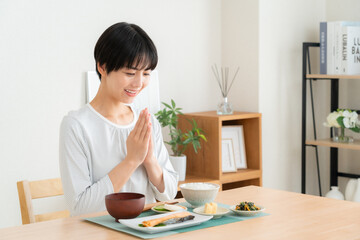 食事をする若い女性