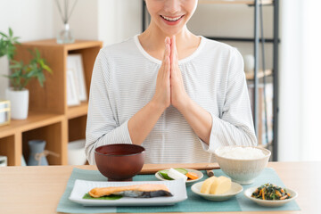 食事をする若い女性