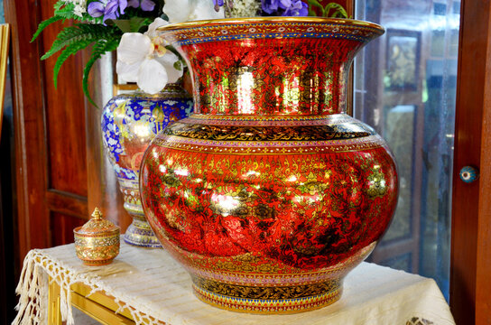 Craft Benjarong is traditional thai five basic colors style pottery
