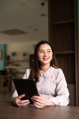 Fototapeta premium Pregnant woman using digital tablet