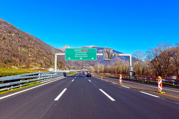 Die Autobahn A2 (Gotthard-Autobahn) bei Bellinzona-Schweiz in Fahrtrichtung Norden
