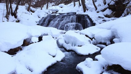 凍てつく滝