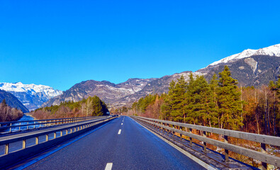 Die Autobahn A13 vor Ausfahrt Rothenbrunnen/GR in Richtung Chur (Schweiz)