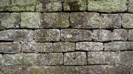 Moosbewachsenene Natursteinmauer