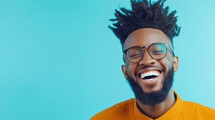 Obraz premium Joyful man with glasses laughing against a bright blue background