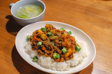 彩り豊かなドライカレーとキャベツスープの食卓