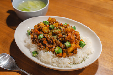 彩り豊かなドライカレーとキャベツスープの食卓