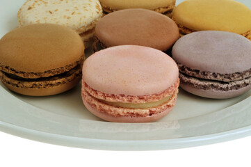 Assiette de macarons de différentes saveurs en gros plan