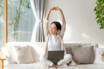 女性　パソコン