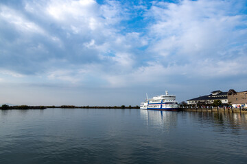 Obraz premium 琵琶湖の湖畔に広がる観光エリアと停泊する二階建ての大型船