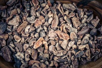 Braune Schokoladen Nibs auf Olivenholz