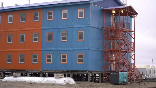 Harmful housing for construction workers at the North Pole