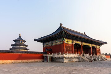 Obraz premium Temple of Heaven in Beijing, China, showcasing traditional Chinese architecture under a clear sky
