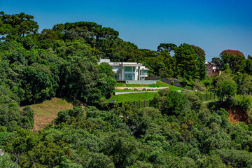casa no meio da floresta em Curitiba