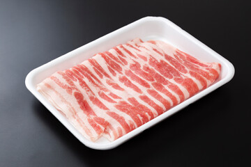 黒背景に豚バラ肉