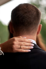 Obraz premium Bride hugs the groom and kisses, view from the back