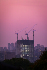 Guindastes em constru&ccedil;&atilde;o de pr&eacute;dios urbanos