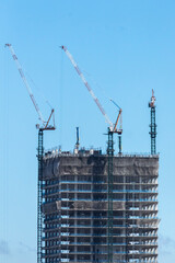 Guindastes em constru&ccedil;&atilde;o de pr&eacute;dios urbanos